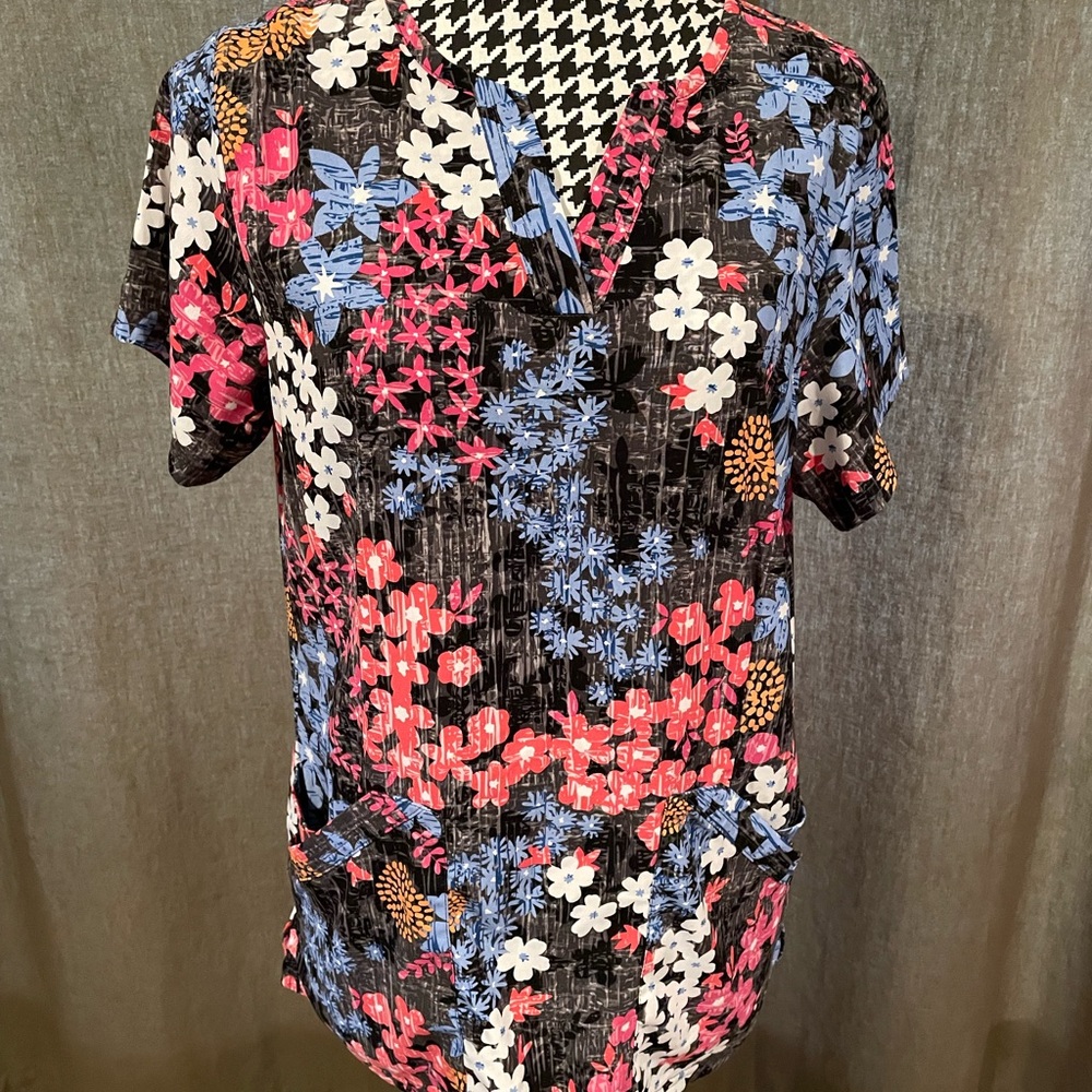 Beautiful Lightweight Scrub Top!